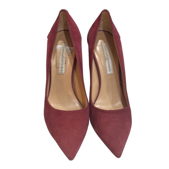 Diane Von Furstenberg Suede Point Toe Heels Wine SZ 6 WIDE - Picture 2 of 7
